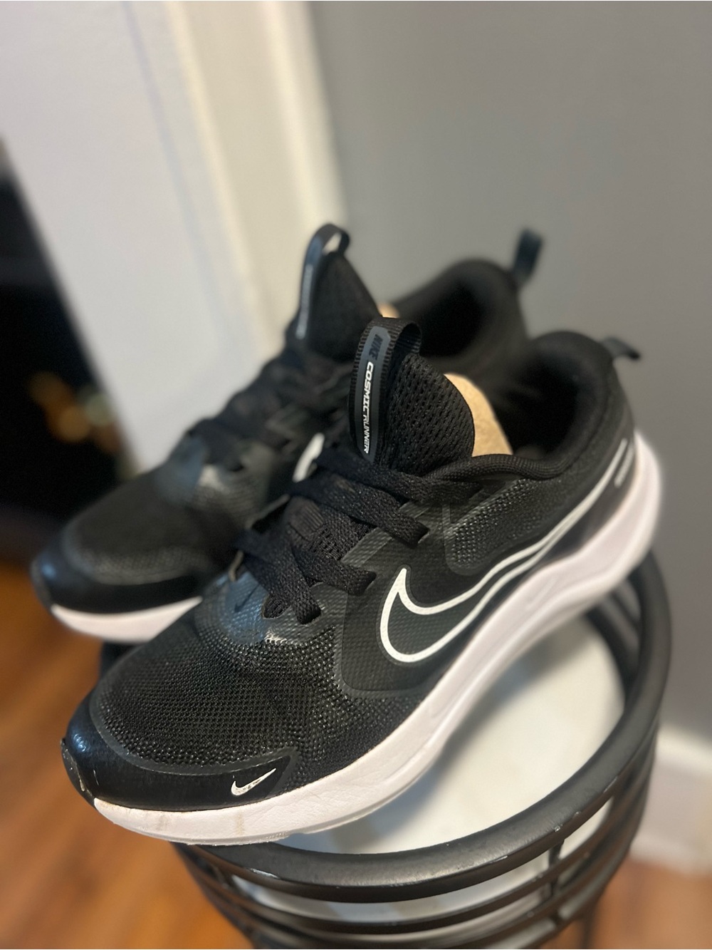 Nike women size US 7 Black/White Mesh Lace-Up Low Top Sneakers